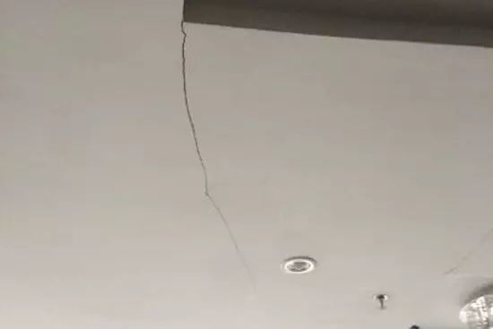 亞克力吊頂怎么吊_石膏板與亞克力吊頂_吊頂全吊和半吊哪個(gè)好